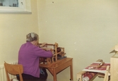Terapin i Brattåshemmets bottenvåning 1970-tal. Olga Holmén sitter och väver på en vävstol.