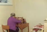 Terapin i Brattåshemmets bottenvåning 1970-tal. Olga Holmén sitter och väver på en vävstol.