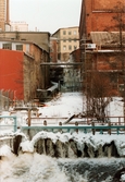 Mölndals Kvarnby i januari 1984. Vy från Forsebron mot industribyggnader intill Mölndalsfallen. Till höger Stora Götafors.