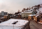 Mölndals Kvarnby i januari 1984. Vy från Kråkan mot Gamla torget. Från vänster ses Forsebron, Kvarnbygatan 4, 41, 43 samt 45.