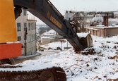 Mölndals Kvarnby i januari 1984. Grävarbete vid Kråkan. Till vänster byggnaden 