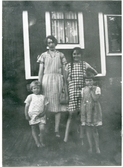 Kolbäck sn, Vänsta.
Fru Elna Öhrn med barn, utanför bostaden, c:a 1930.