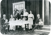 Kolbäck sn, Strömsholm.
Familjen Ågren vid Lövhyddan, Herrskogen. 1915.