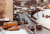 Mölndals Kvarnby i januari 1984. Trafik på Pixbovägen utanför byggnaden 