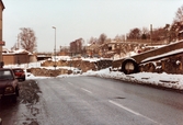 Mölndals Kvarnby i januari 1984. Parkerade bilar på Pixbovägen utanför byggnaden 