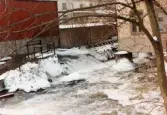 Mölndals Kvarnby i januari 1984. Industribebyggelse vid Mölndalsfallen. Till höger gaveln till byggnaden 