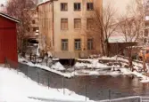 Mölndals Kvarnby i januari 1984. Industribebyggelse vid Mölndalsfallen. I mitten gaveln till byggnaden 