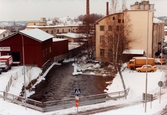 Mölndals Kvarnby i januari 1984. Industribebyggelse vid Mölndalsfallen. Till höger gaveln till byggnaden 