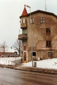 Trädgårdsgatan 4 i Trädgården, Mölndal, i januari 1984. Vy från Kvarnbygatan. I gatuplanet ligger Annas affär.