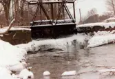 Dammlucka i Mölndalsån vid Grevedämmet i Mölndal, januari 1984.