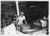 Evers fabrik i Danmark i november 1986. Arbetare vid en av botcheavdelningens kolamaskiner.