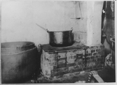 Den spisen och 60-liters kokkittel som under de första åren varit i bruk vid F. Ahlgrens Tekniska fabrik. Fotot taget18e sept 1925.