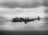 3e september 1941 Eskaderövningen. B-3 orna de tunga bombplanen ha under de gångna dagarna varit flitiga i elden och ofta omnämnts i rapporterna från eskadövningen.
Här ses ett tungt bombplan på väg till målet.
