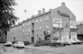 Bostadshus med reklamskyltar, 1970-tal