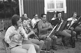 Örebro underhållningsorkester konserterar på Vinön, 1973-07-13