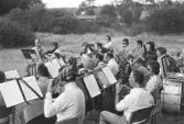 Örebro underhållningsorkester konserterar på Vinön, 1973-07-13