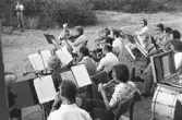 Örebro underhållningsorkester konserterar på Vinön, 1973-07-13