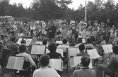 Örebro underhållningsorkester konserterar på Vinön, 1973-07-13