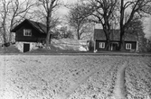 Manbyggnad och visthus vid Hjälmarsbergs herrgård, maj 1975
