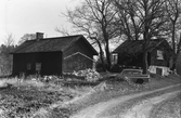 Visthus och uthus vid Hjälmarsbergs herrgård, maj 1975