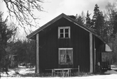 Manbyggnad vid Hjälmarsbergs herrgård, april 1975