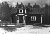 Manbyggnad vid Hjälmarsbergs herrgård, april 1975