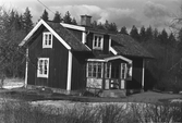 Manbyggnad vid Hjälmarsbergs herrgård, april 1975