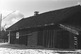 Ladugården vid Hjälmarsbergs herrgård, april 1975