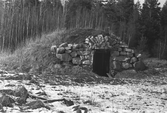 Jordkällare vid hjälmarsbergs herrgård, april 1975