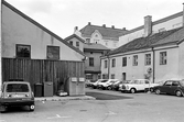 Bakgård med parkering på Stortorget 13 , 1980-tal