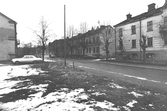 Länga med rivningshus på Skolgatan 21, 23, 1976