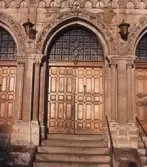 Närbild på port på Allehanda-borgen