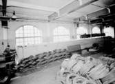Fabriksinteriör från Gunnebo Bruks AB i Varberg. Varbergsverket tillkom 1918 och efter andra världskriget tillverkades där järn- och ståltråd, stållinor och trådspik, även av rostfritt material.