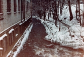 Mölndalsån vid byggnaden Kvarnfallet 31, Carlsfors fabrik, i Grevedämmet, Mölndal, i januari 1984.