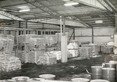 Interiörfotografi av lagerbyggnad tillhörande fabriken Soab Berol Kemi i Mölndals Kvarnby, år 1977.