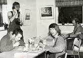 Fyra män i lunchrummet på fabriken Soab Berol Kemi i Mölndals Kvarnby, år 1977.