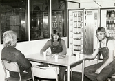 Tre män fikar i lunchrummet på fabriken Soab Berol Kemi i Mölndals Kvarnby, år 1977.