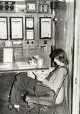 Sten Johansson, 22 år, läser en bok i kontrollrummet på fabriken Soab Berol Kemi i Mölndals Kvarnby, år 1977.