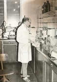En man i arbete i laboratorium på fabriken Soab Berol Kemi i Mölndals Kvarnby, år 1977.