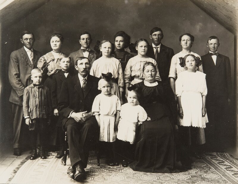 Se U963
Johan Saterns hustru og fjorten barn. Det er en mann etter ex. president Roosevelts hjerte.

Bode, IA