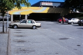 Gångbro och bilparkering i Oxhagen,1980-tal