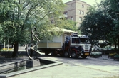 Montering av serveringsbyggnad i Stadsparken, 1988