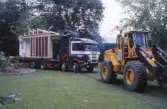 Montering av serveringsbyggnad i Stadsparken, 1988