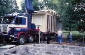 Montörer väntar på att serveringsbyggnaden ska komma på plats i Stadsparken, 1988