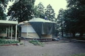 Montering av serveringsbyggnad i Stadsparken, 1988