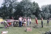 Midsommarstången kläds i Stadsparken, 1988