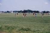 Tjejerna spalar match i Örebrocupen på Rosta Gärde, 1988