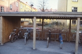 Cykelparkering på bakgård i Örebro, 1970-tal