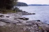 Stenigt strandparti vid Storsjön, 1980-tal