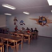Elever äter lunch i Karlslunds skola, 1972